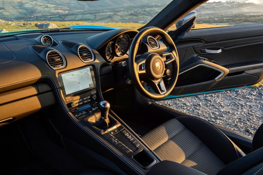 Интерьер Porsche 718 Cayman T (982C) 2019 года  (UK) (фото 21 из 40)